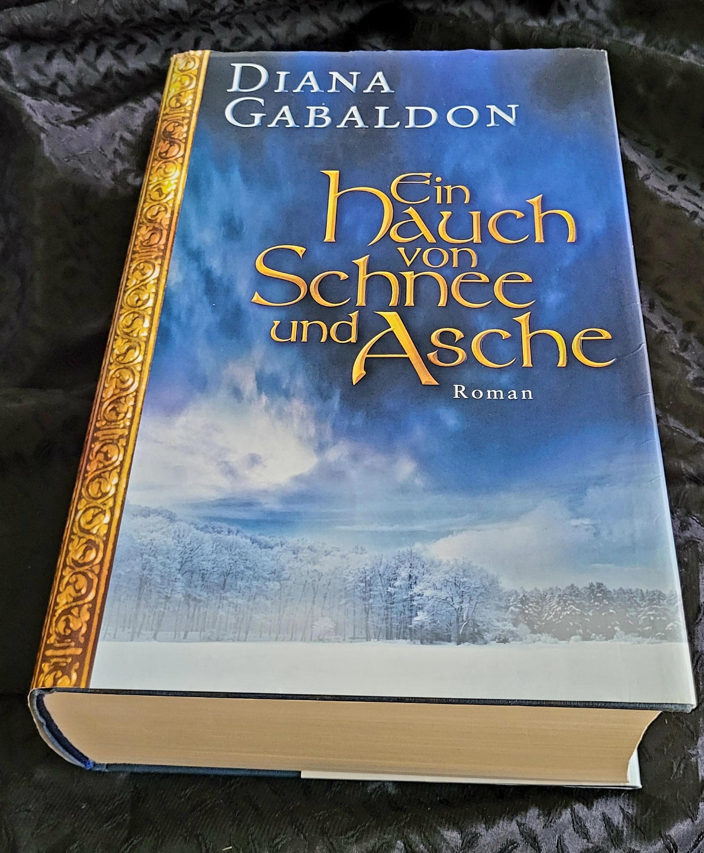 Ein Hauch von Schnee und Asche - Roman - ins Deutsche übertragen von Barbara Schnell