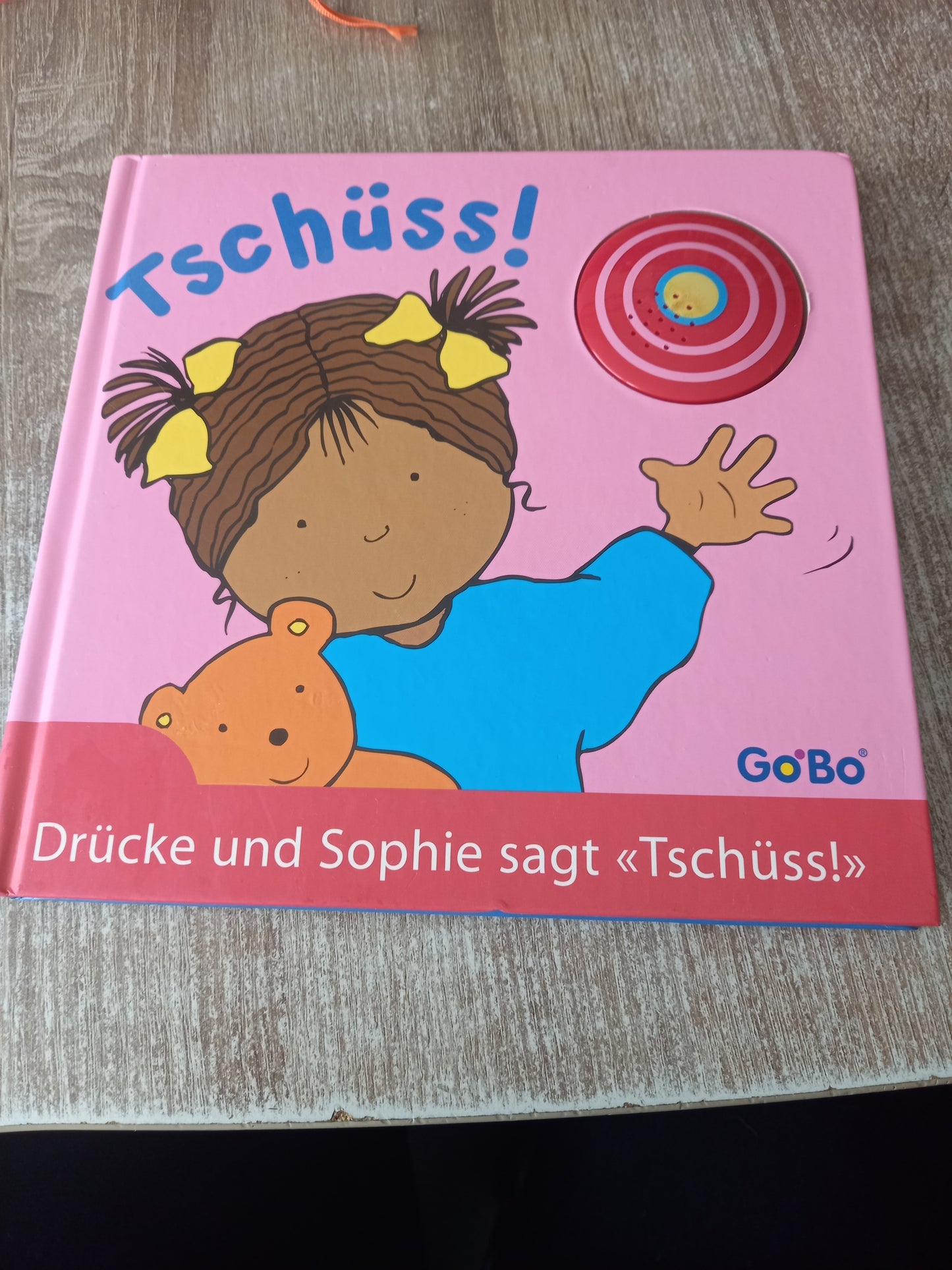 Drücke und Sophie sagt Tschüss