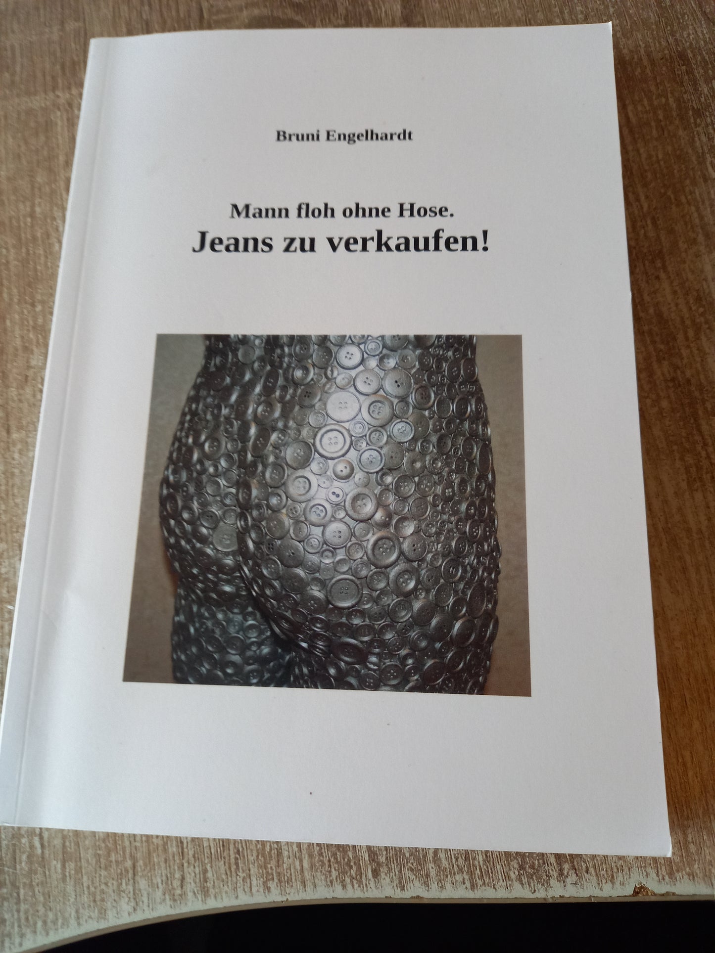 Mann floh ohne Hose Jeans zu verkaufen von Bruni Engelhardt