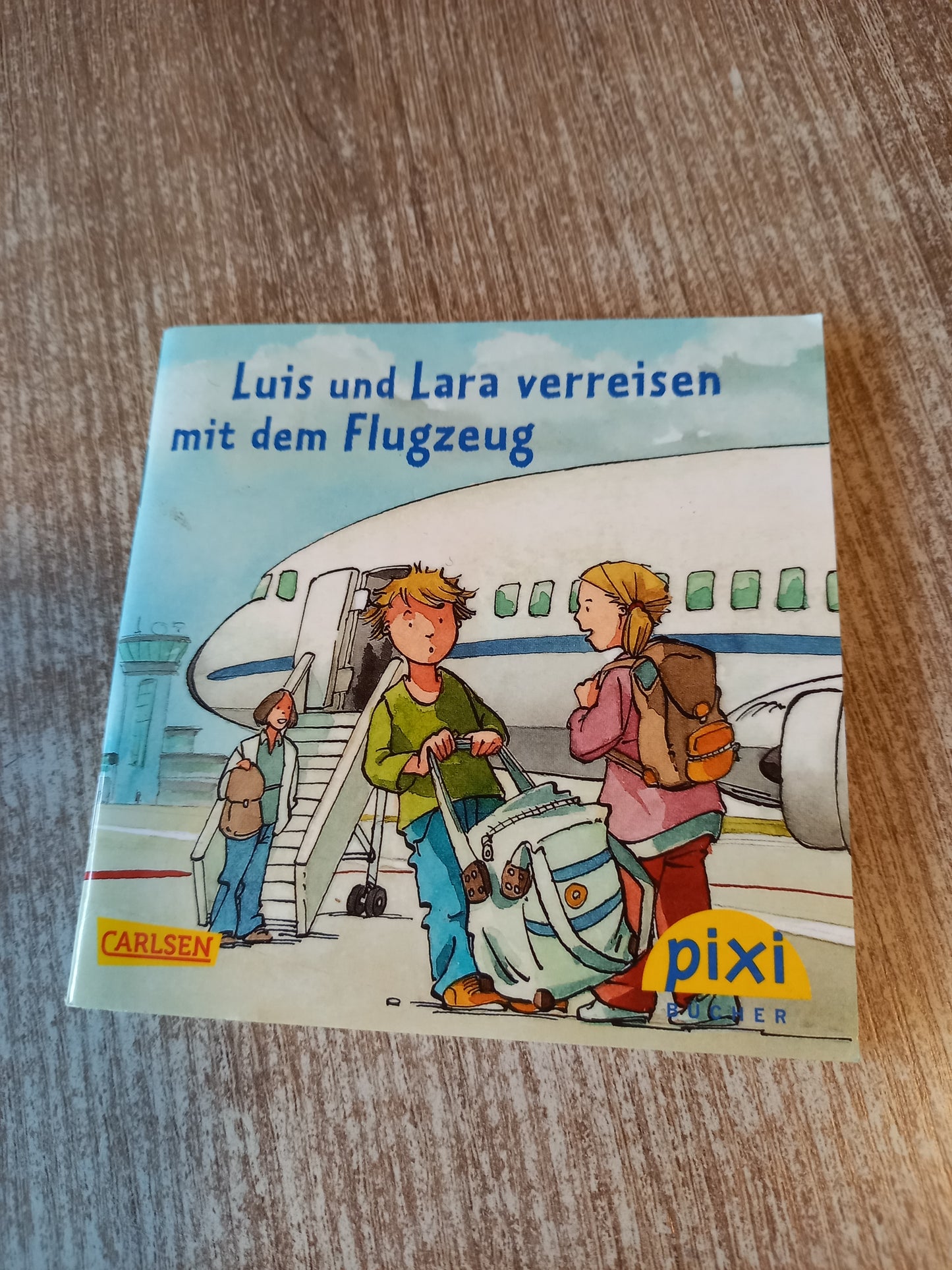 Luis und Lara verreisen mit dem Flugzeug Pixi 1896