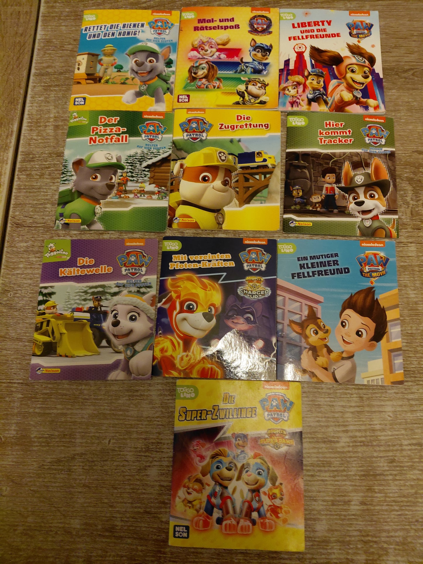 Paw Patrol 10 Hefte Pixi ähnlich 1 Rettet die Bienen und den Honig 2 Mal und Rätselspass 3 Liberty und die Fellfreunde 4 Der Pizza Notfall 5 Die Zugrettung 6 Hier kommt Tracker 7 Die Kältewelle 8 Mit vereinten Pfoten-Kräften 9 Ein mutiger kleiner Freund