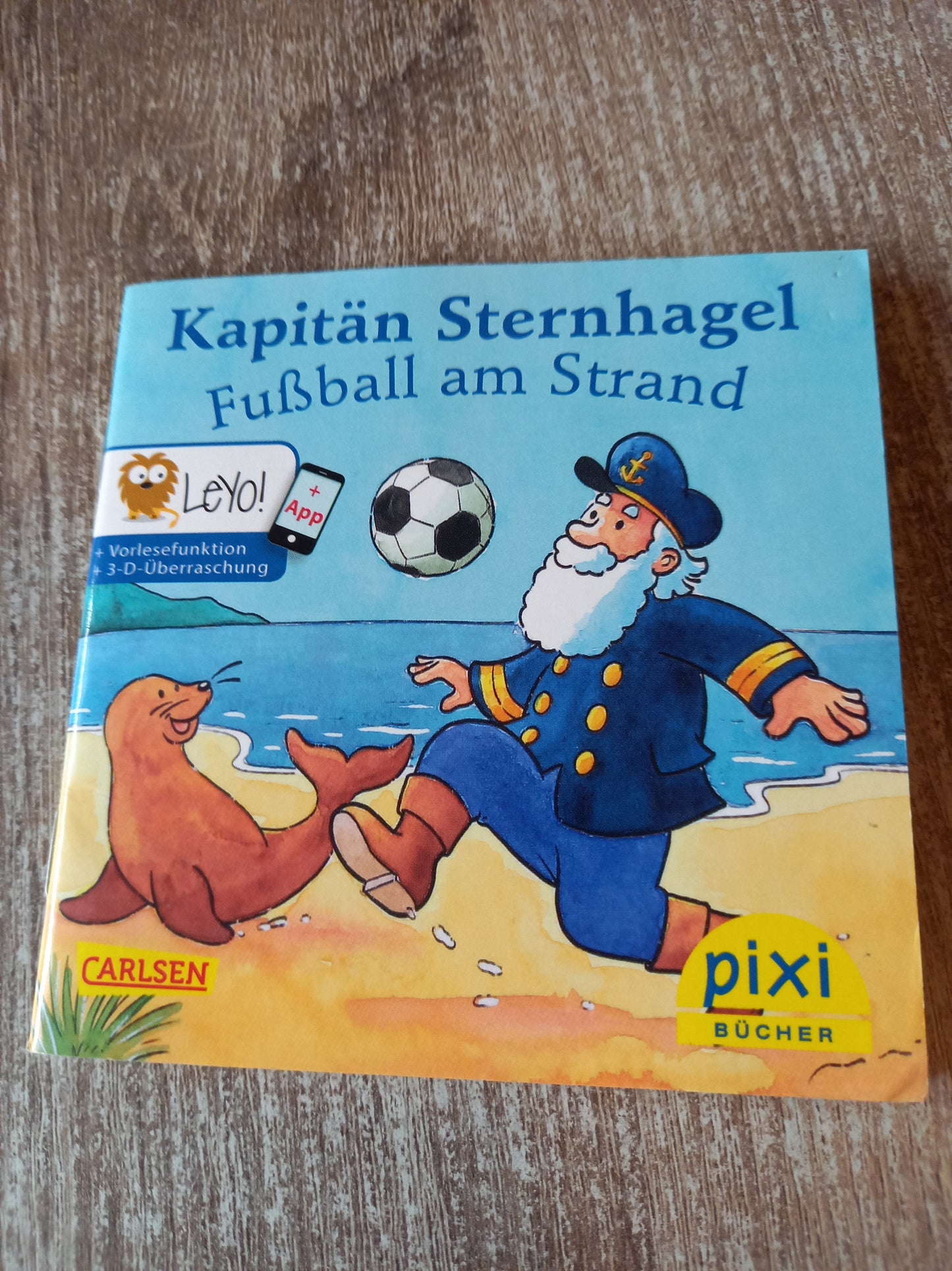 Kapitän Sternhagel Fußball am Strand