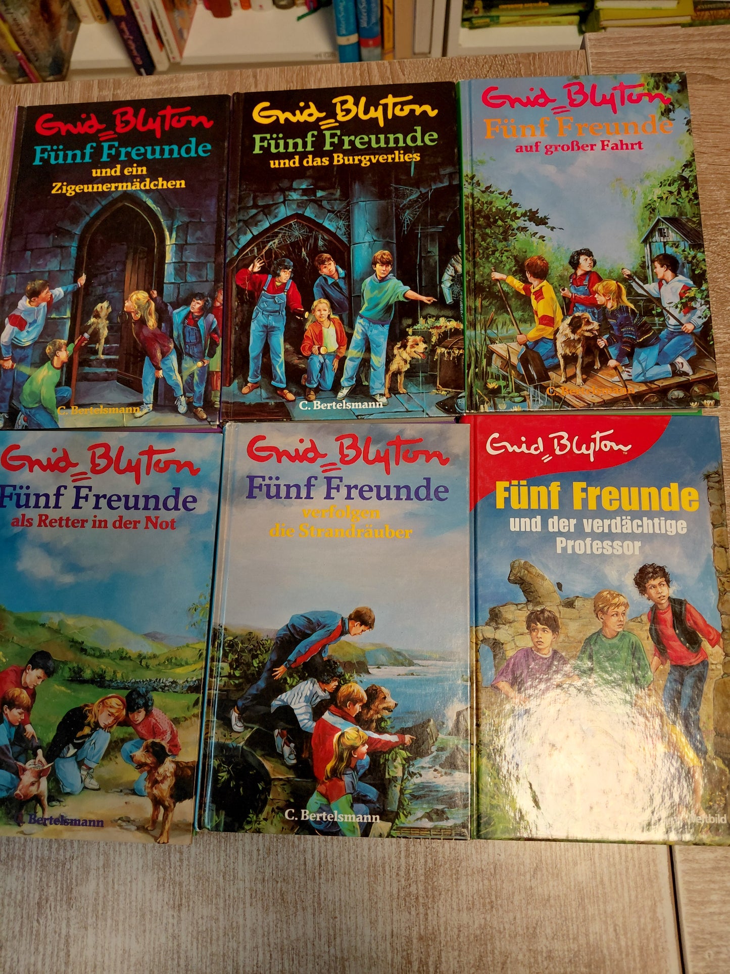 5 Freunde Bücher 1 und ein Zigeunermädchen 2 und das Burgverlies 3 auf großer Fahrt 4 als Retter in der Not 5 verfolgen die Strandräuber 6 und der Verdächtige Professor