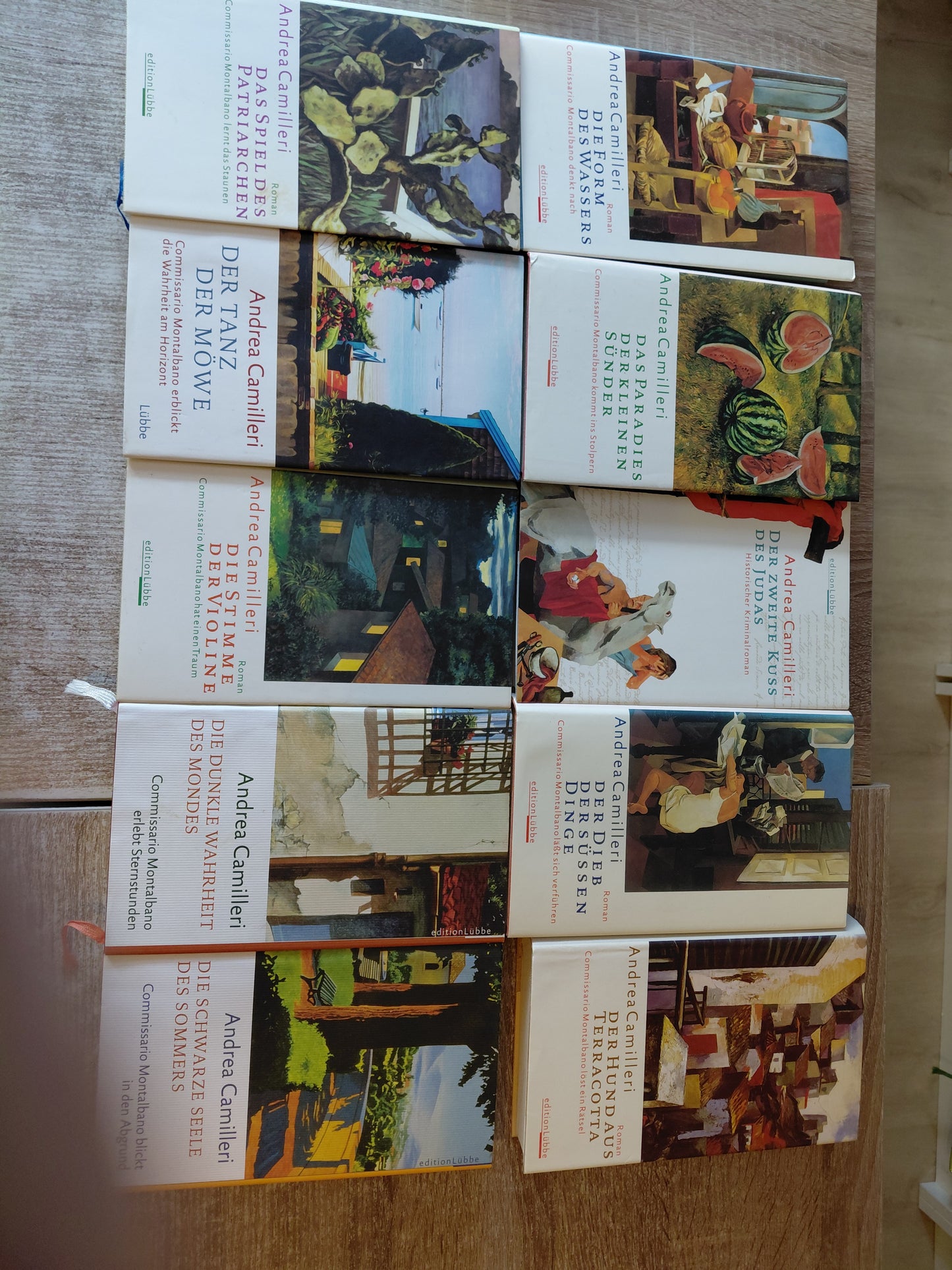 10 gebundene Bücher von Camilleri 1 Die Form des Wassers 2 Das Paradies der kleinen Sünder 3 Der zweite Kuss des Judas 4Der Dieb der süßen Dinge 5 Der Hund aus Terracotta 6 Das Spiel des Patriarchen 7 Der Tanz der Möwe 8 Die Stimme der Violine 9 die dunkl