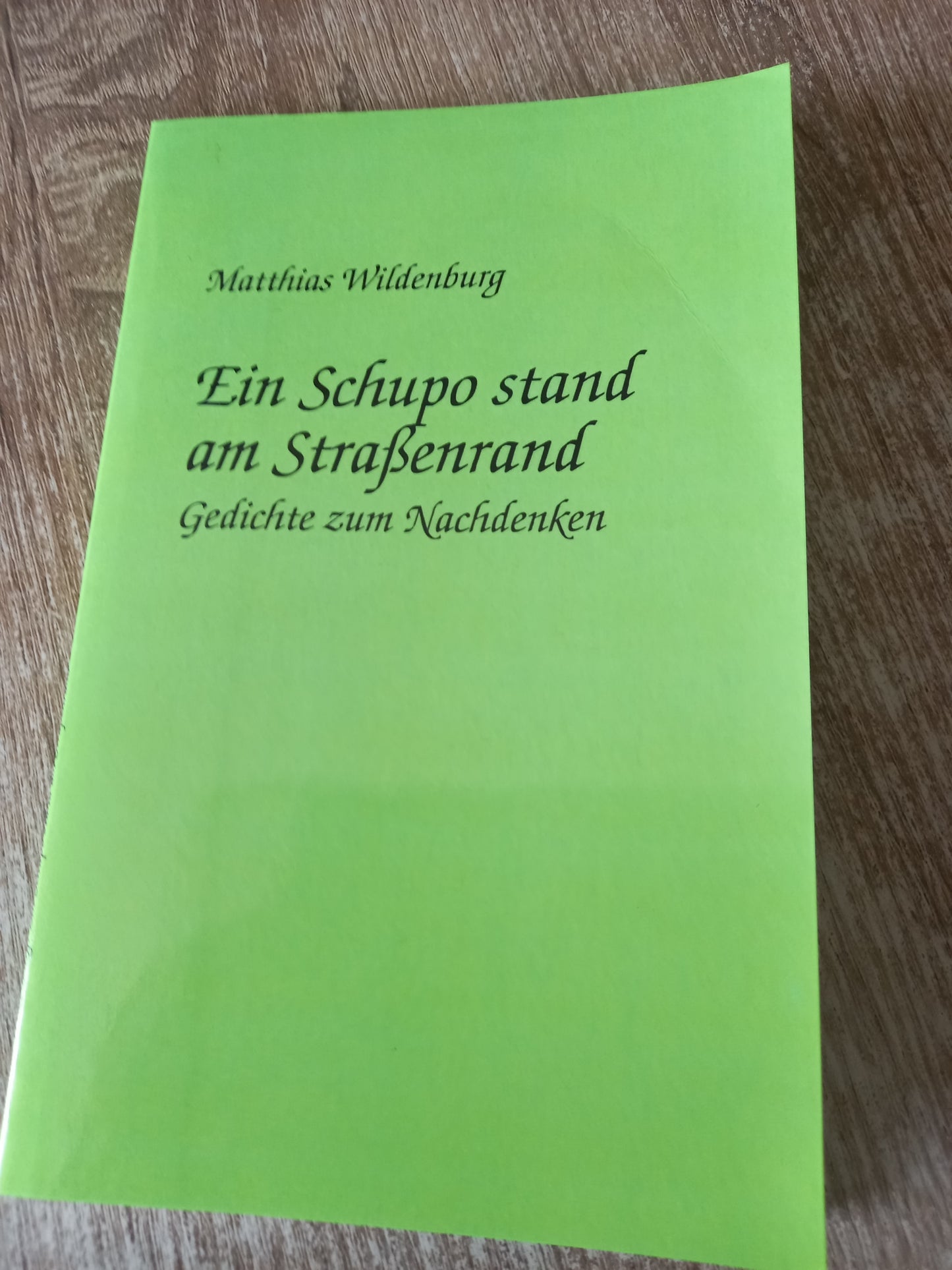 Ein Schupo stand am Straßenrand von Wildenburg