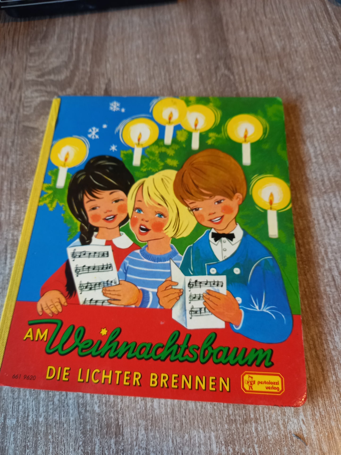 Am Weihnachtsbaum die Lichter brennen Pestalozzi