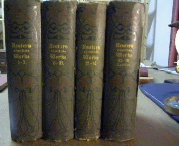 Fritz Reuters sämtliche Werke. Vollständige, kritisch durchgesehene Ausgabe in 18 Bänden (18 Bände in 4). 5 Bildnisse, 9 Abbildungen, ein Brief als Handschriftpro-be, sowie ein vollständiges Reuter-Lexikon.