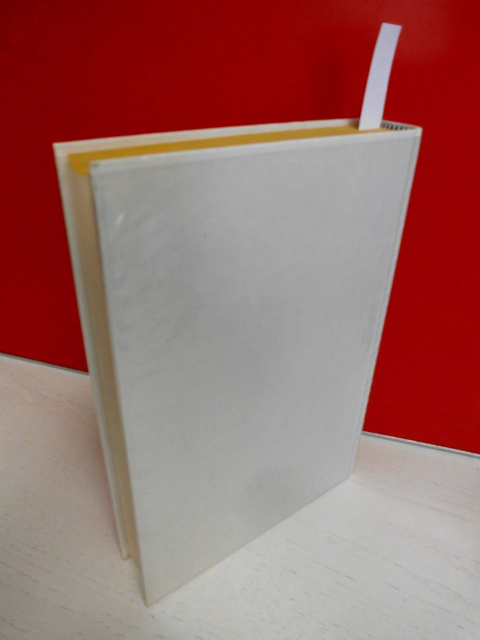 Und sagte kein einziges Wort - und - Billard um halb zehn . Von Heinrich Böll . Aus der Sammlung : Nobelpreis für Literatur 1972 , Band 67 . Einband aus echter, schwerer, weißer Tafelseide mit echter Gold-Blindprägung . ( Coron-Verlag )