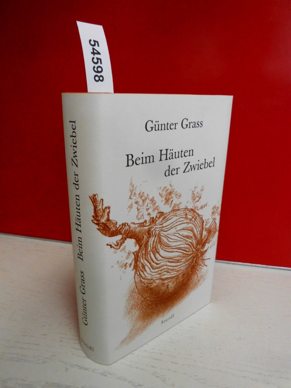 Beim Häuten der Zwiebel