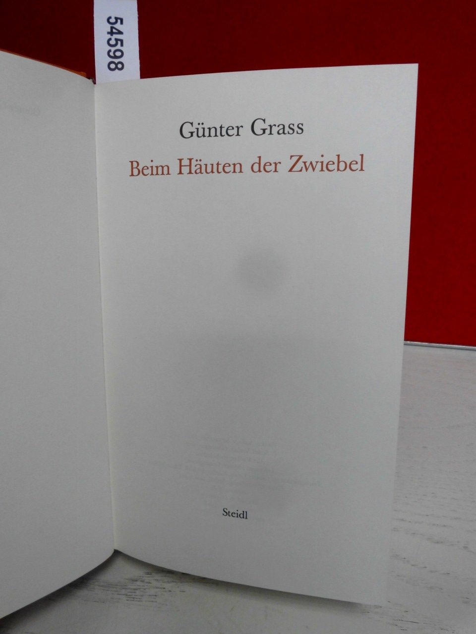 Beim Häuten der Zwiebel