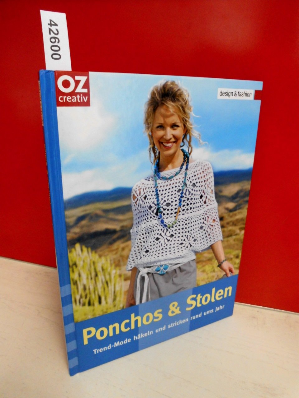 Ponchos & Stolen: Trend-Mode häkeln und stricken rund ums Jahr (design & fashion)