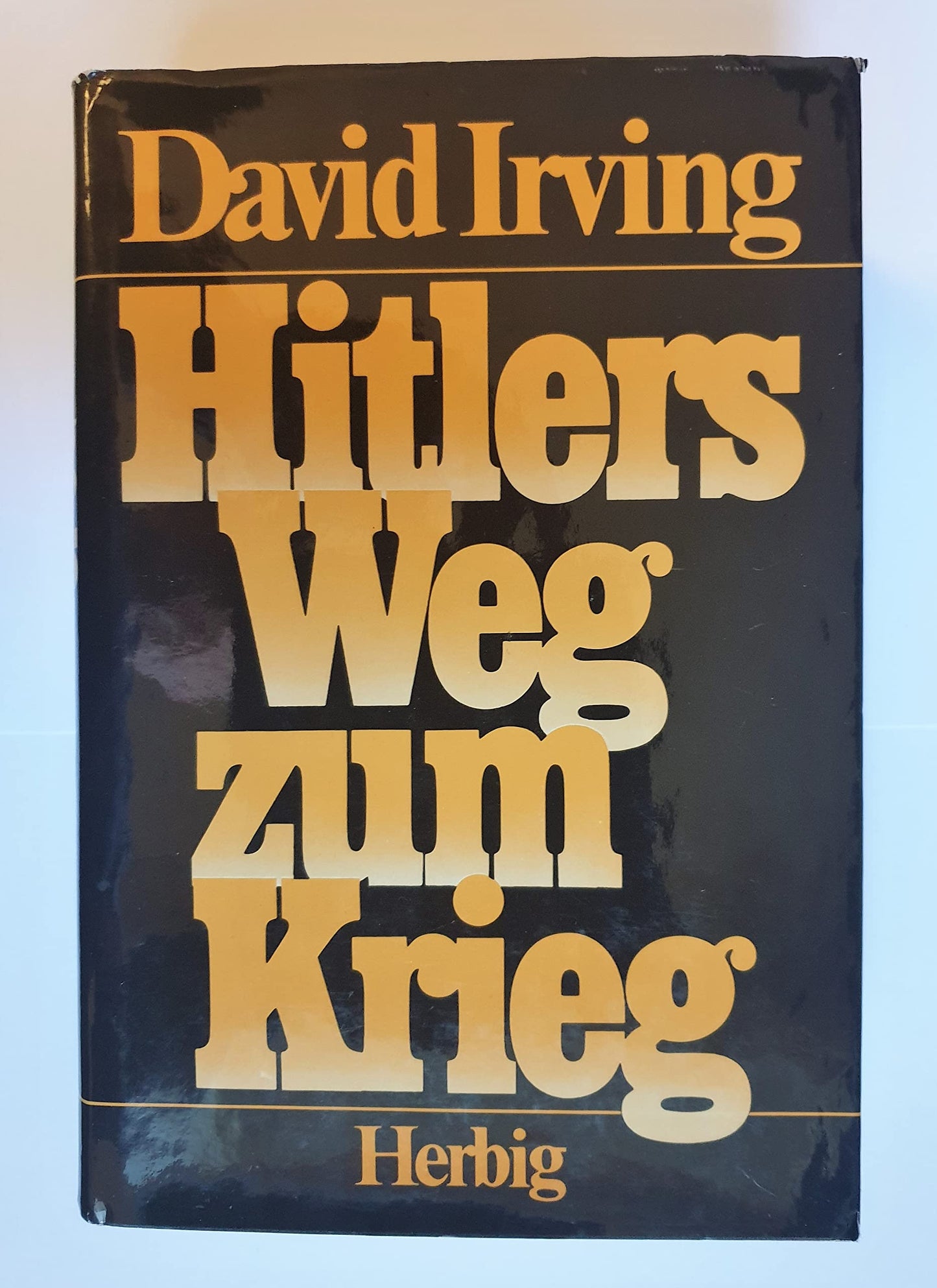 Hitlers Weg zum Krieg. M. 36 Abb. a. Taf. Dt. v. G. Auerbach. (Mchn.), Herbig, (1979). 529 S. Olwd. m. OU. - ExL.