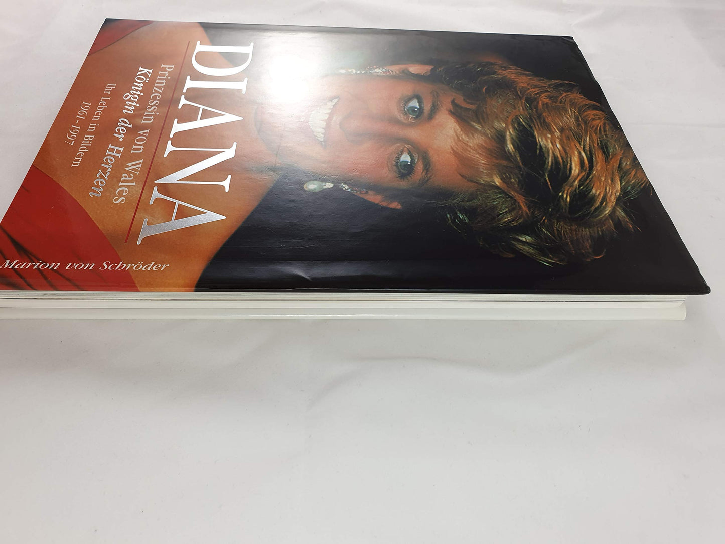 Diana, Prinzessin von Wales - Königin der Herzen. Ihr Leben in Bildern 1961-1997.