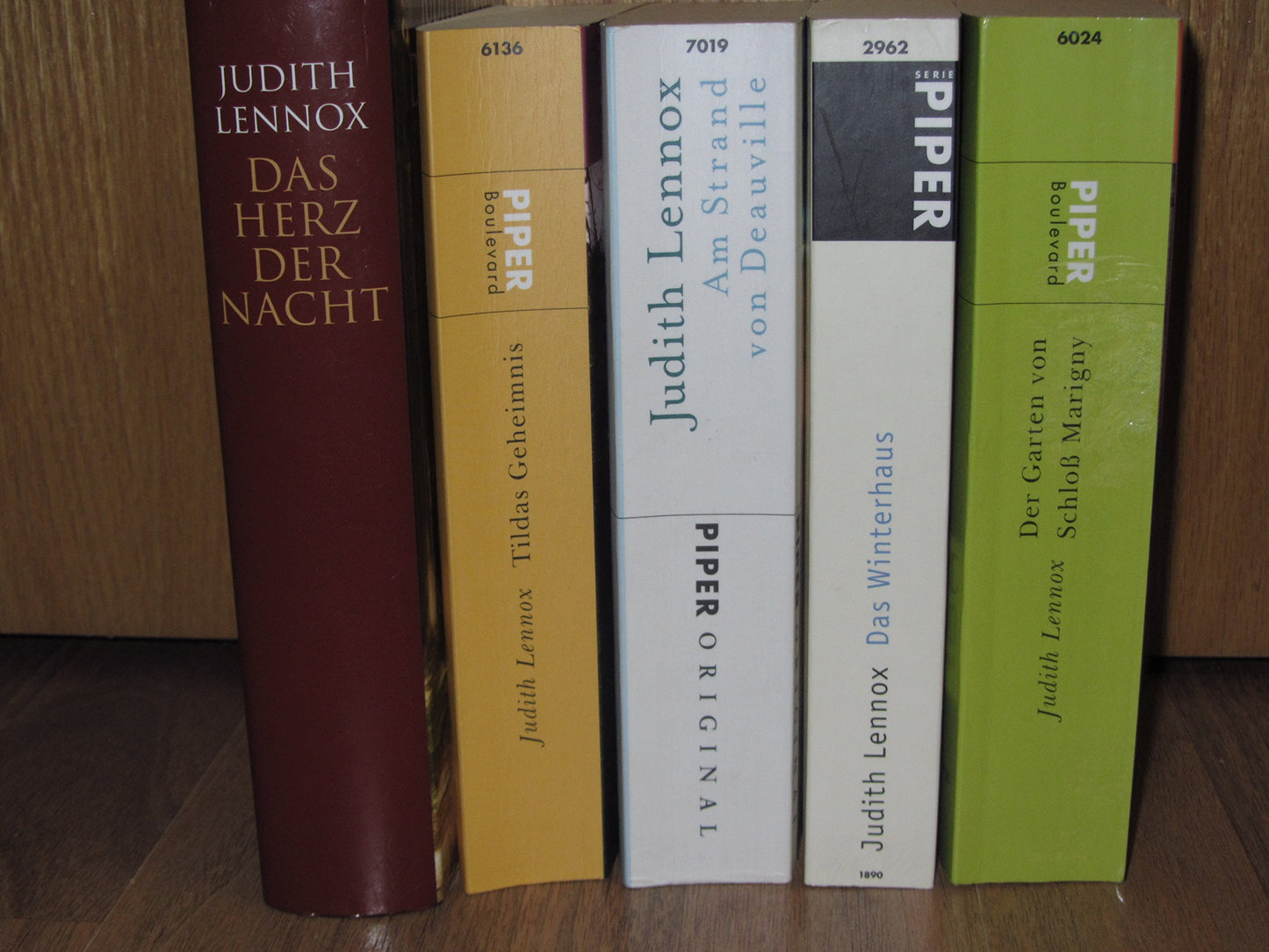 Paket Judith Lennox: Das Winterhaus. Das Herz der Nacht. Tildas Geheimnis. Am Strand von Deauville. Der Garten von Schloß Marigny. (5 Bände)!