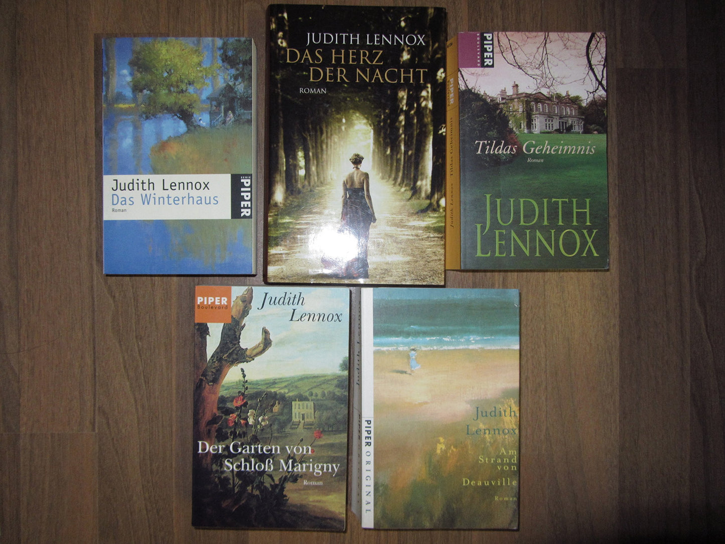 Paket Judith Lennox: Das Winterhaus. Das Herz der Nacht. Tildas Geheimnis. Am Strand von Deauville. Der Garten von Schloß Marigny. (5 Bände)!