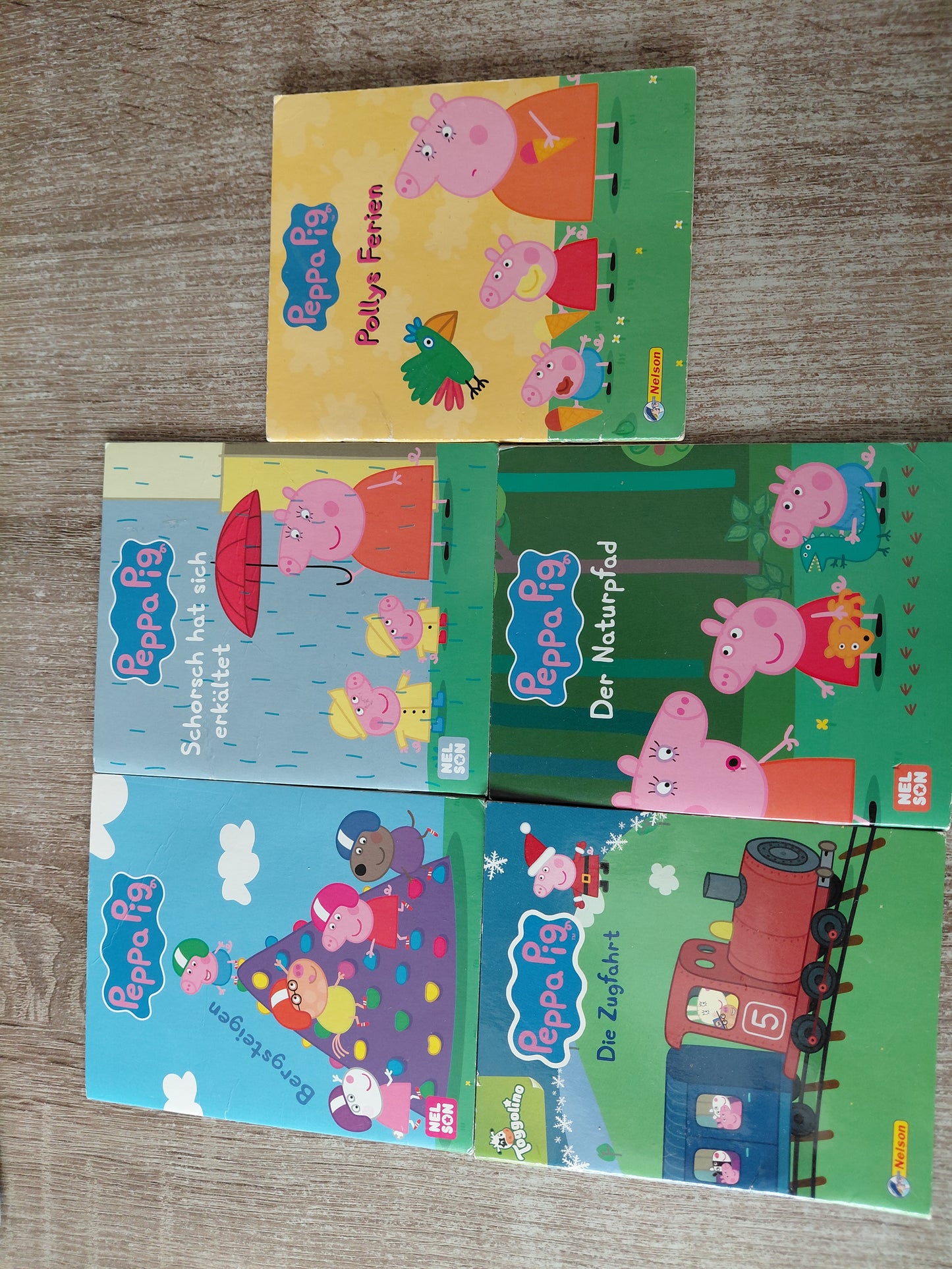 5 Hefte von Peppa Pig 1 Die Zugfahrt 2 Bergsteigen 3 Pollys Ferien 4 Der Naturpfad 5 Schorch hat sich erkältet