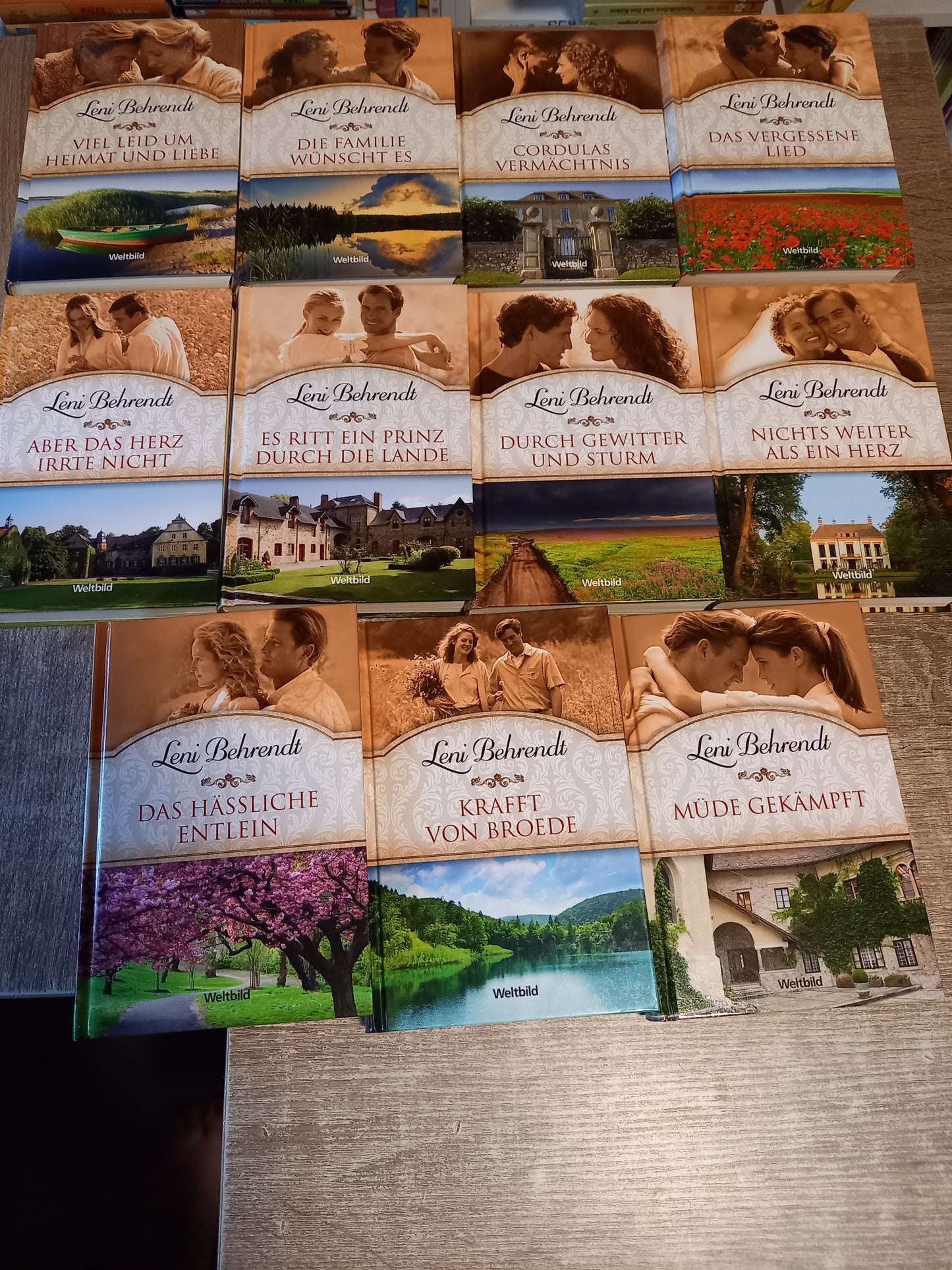 11 Bände von Leni Behrendt von Weltbild 1. Viel Leid um Heimat und Liebe 2. Die Familie wünscht es 3. Cordula Vermächtnis 4. Das vergessene Lied 5. Aber das Herz irrte nicht 6. Es ritt ein Prinz durch die Lande 7. Durch Gewitter und Sturm 8. Nichts weiter