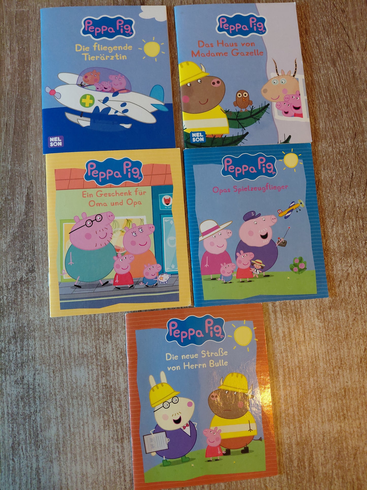 5 Peppa Pig Hefte [ Pixi ähnlich] 1 Die fliegende Tierärztin 2 Das Haus von Madame Gazelle 3 Ein Geschenk für Oma und Opa 4 Opas Spielzeugflieger 5 Die neue Straße von Herrn Bulle