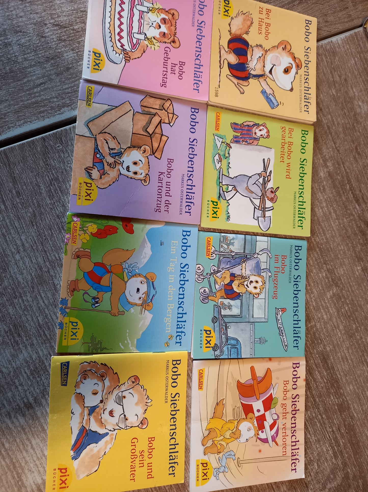 8x Bobo Siebenschläfer Pixi  1  Bei Bobo zu Haus  2  Bei Bobo wird gearbeitet   3 Bobo im Flugzeug   4  Bobo geht verloren   5 Bobo hat Geburtstag   6 Bobo und der Kartonzug  7  Ein Tag in den Bergen  8 Bobo und sein Großvater