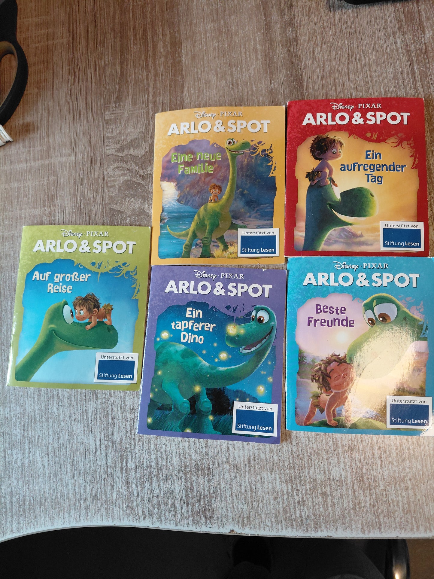 Arno & Spot 1 Auf großer Reise  2 Eine neue Familie  3 Ein aufregender Tag  4 Ein tapferer Dino 5 Beste Freunde
