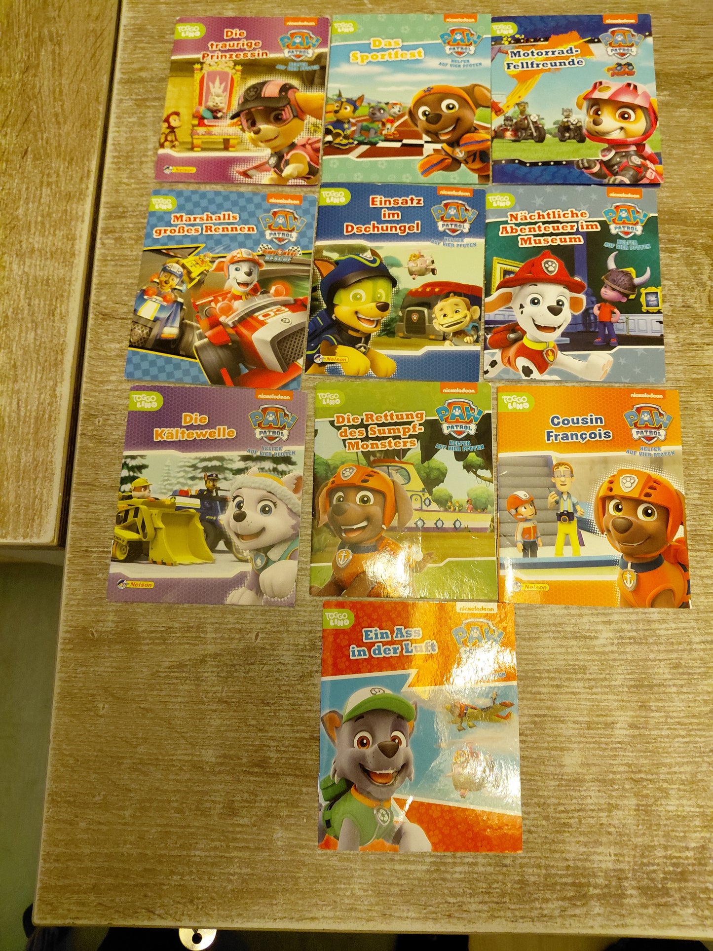 10 Paw Patrol Hefte Pixi ähnlich  1  Die traurige Prinzessin 2 Das Sportfest 3 Motorrad Fellfreunde 4 Marshalls grosses  Rennen  5 Einsatz im Dschungel 6 Nächtliche Abenteuer im Museum 7 Die Kältewelle 8 Cousin François 9 Ein Ass in der Luft 10Die Rettung