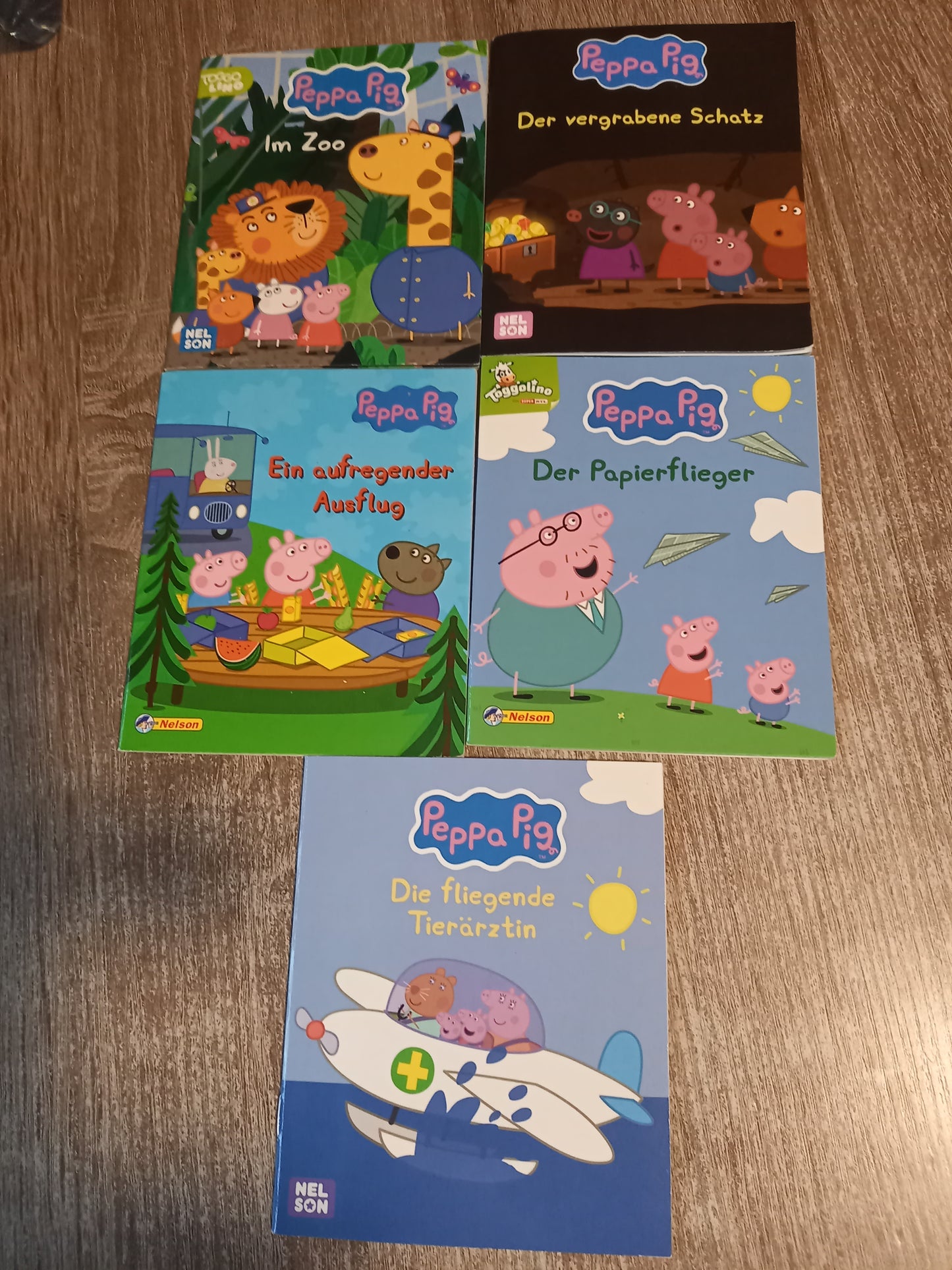 5 Hefte von Peppa Pig 1 Im Zoo 2 Der vergraben Schatz  3 ei aufregender Ausflug 4 Der Papierflieger 5 Die Fliegende Tierärztin