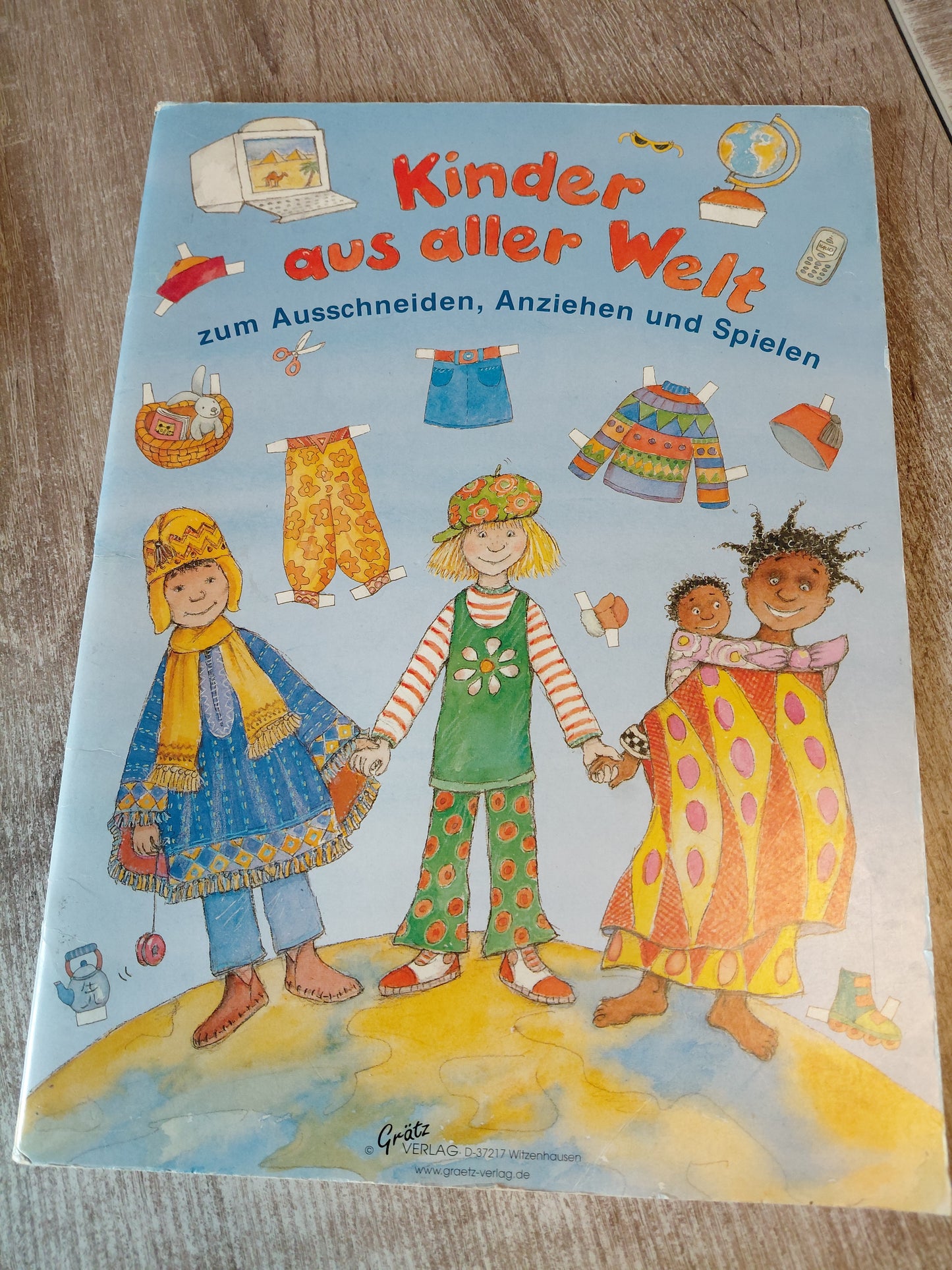 Kinder aus aller Welt zum Ausschneiden Anziehen und spielen