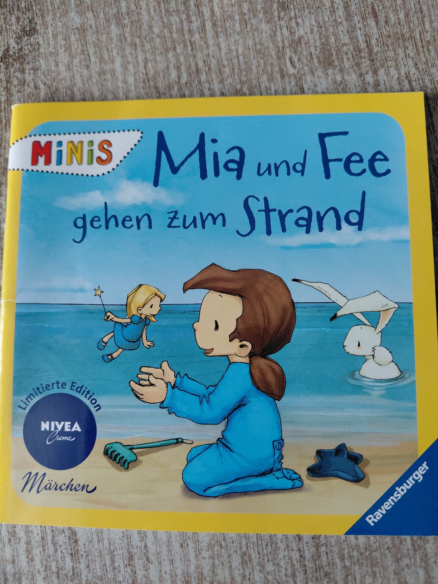 Mia und Fee gehen zum Strand