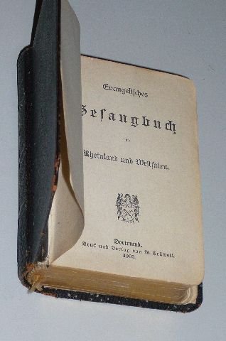 Evangelisches Gesangbuch für Rheinland und Westfalen. (mit Noten). Dortmund, Crüwell, 1905. 12°. 648, 7 S. Schwarzes Ldr. Goldschn.